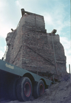 830430 Afbeelding van het afvoeren van de restanten van het vroegere kasteel Vredenburg op het Vredenburg te Utrecht.